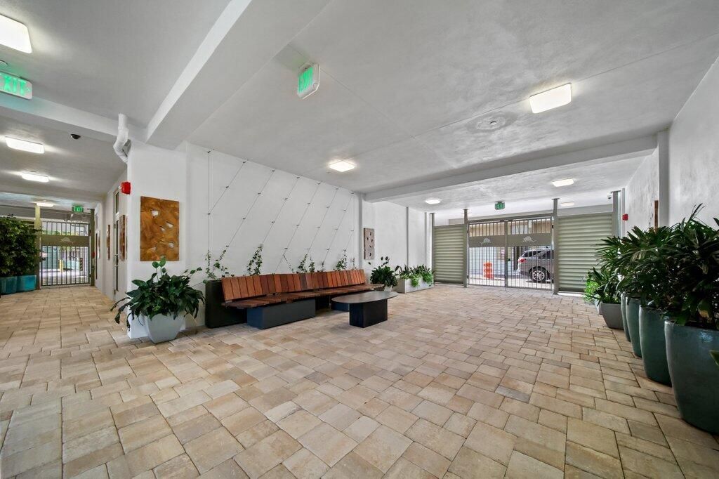 For Sale: $1,080,000 (1 beds, 1 baths, 896 Square Feet)