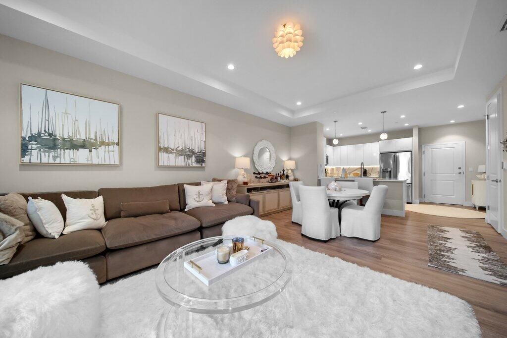 For Sale: $1,080,000 (1 beds, 1 baths, 896 Square Feet)