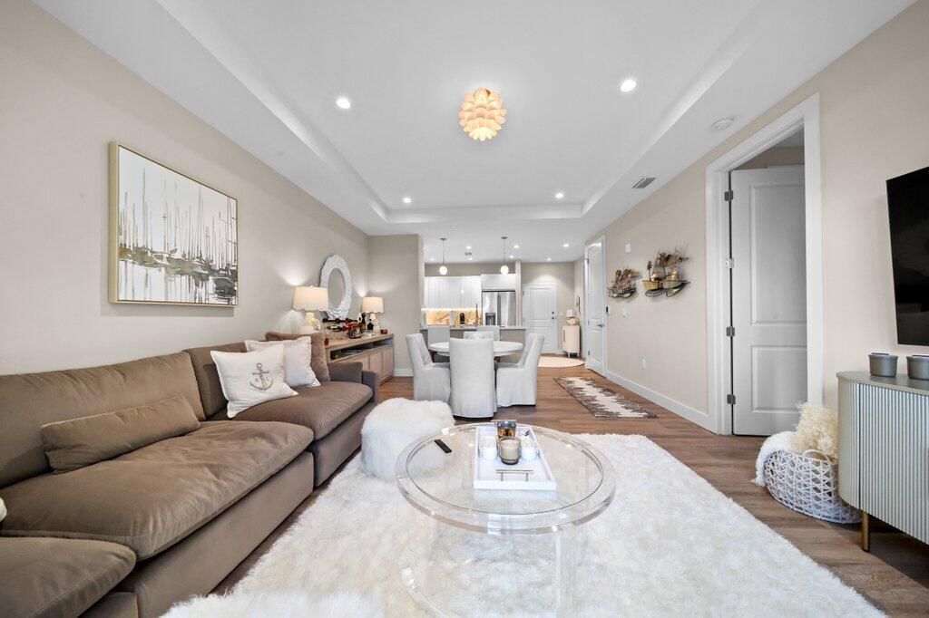 For Sale: $1,080,000 (1 beds, 1 baths, 896 Square Feet)