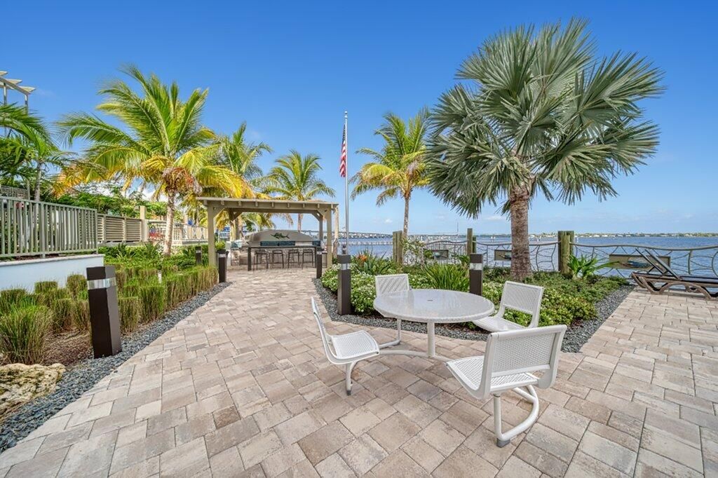 For Sale: $1,080,000 (1 beds, 1 baths, 896 Square Feet)