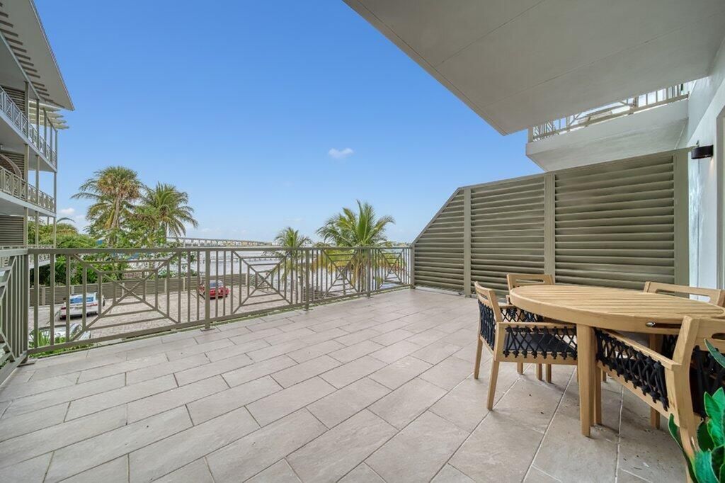 For Sale: $1,080,000 (1 beds, 1 baths, 896 Square Feet)