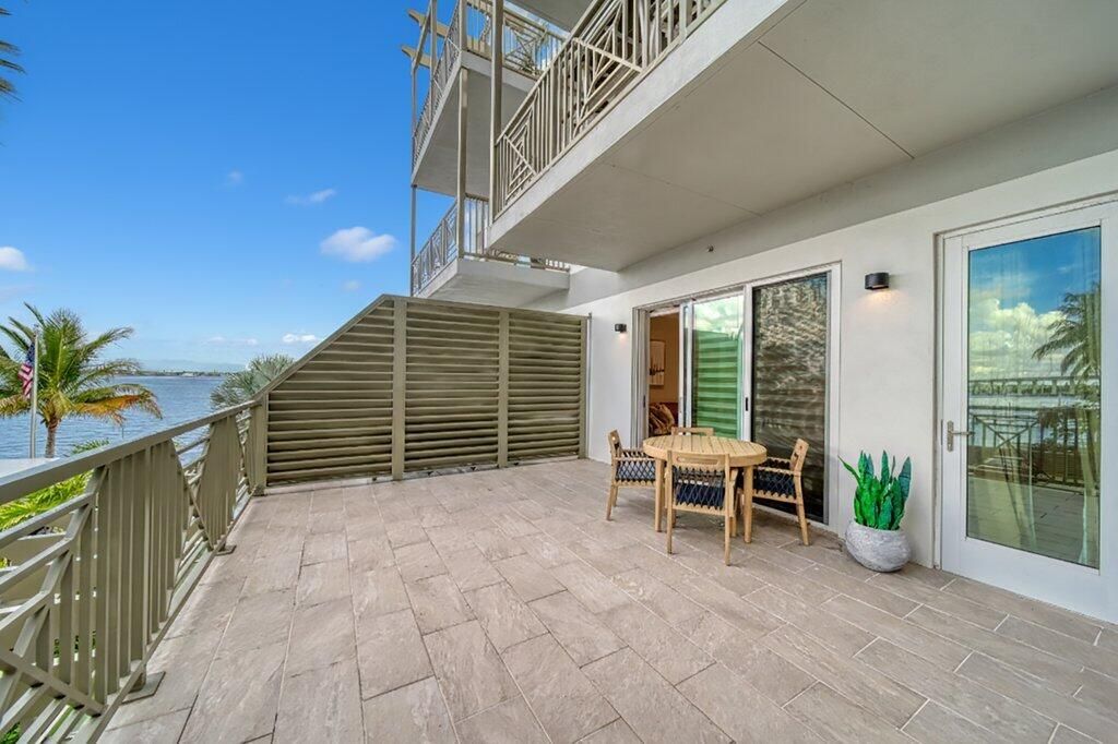 For Sale: $1,080,000 (1 beds, 1 baths, 896 Square Feet)