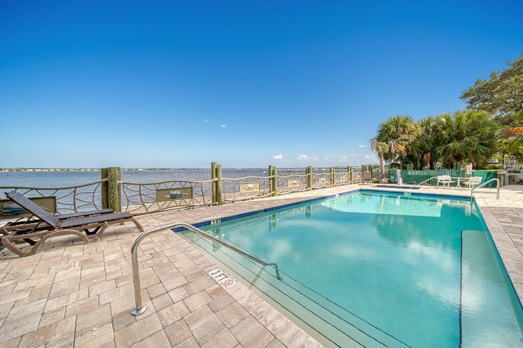 For Sale: $1,080,000 (1 beds, 1 baths, 896 Square Feet)