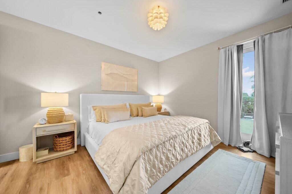 For Sale: $1,080,000 (1 beds, 1 baths, 896 Square Feet)