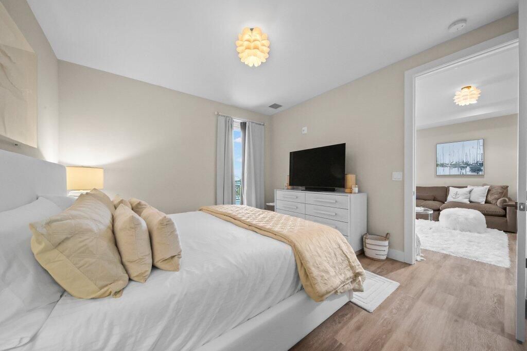 For Sale: $1,080,000 (1 beds, 1 baths, 896 Square Feet)