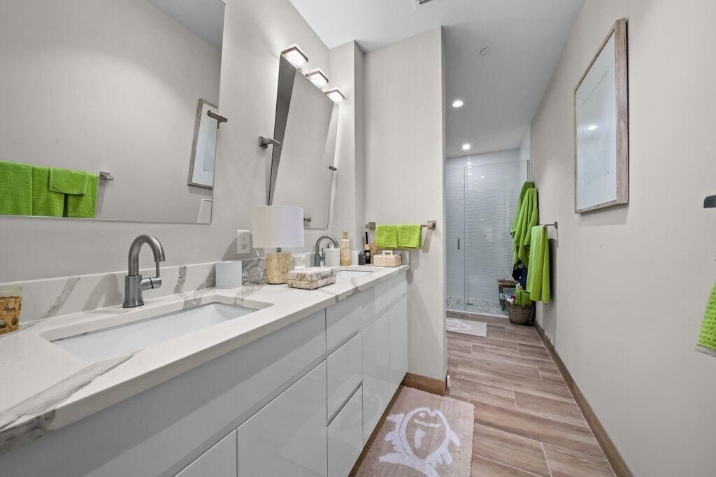 For Sale: $1,080,000 (1 beds, 1 baths, 896 Square Feet)