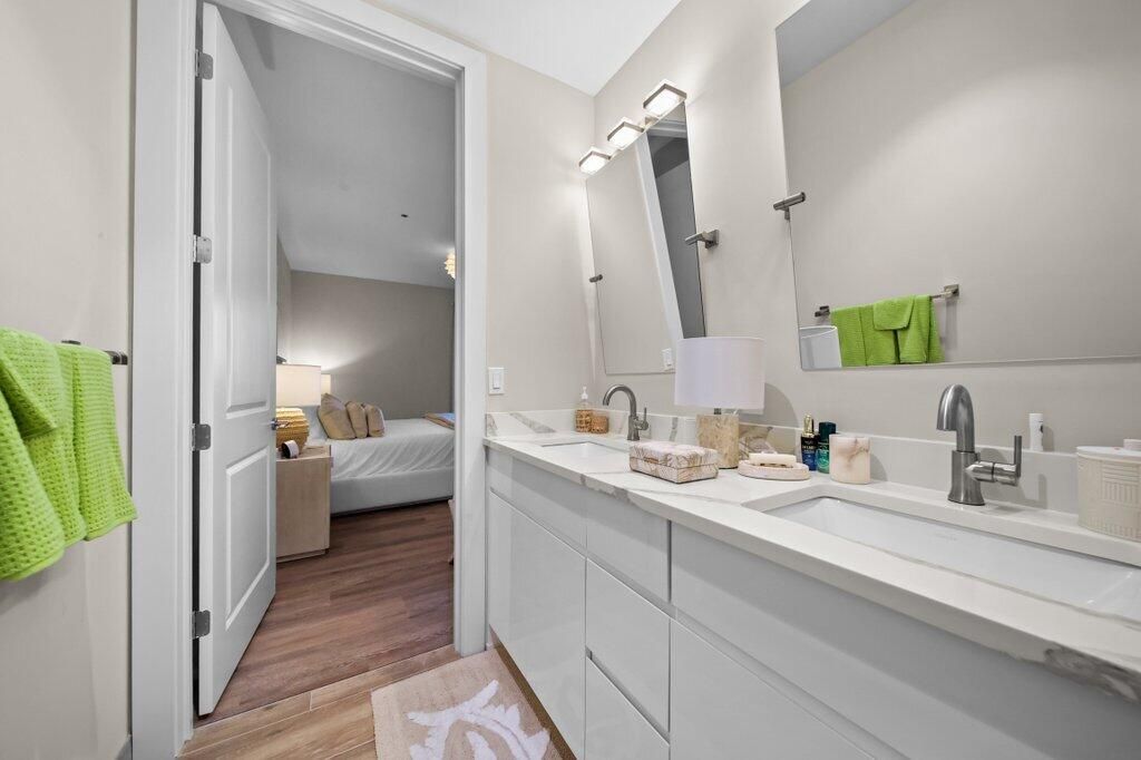 For Sale: $1,080,000 (1 beds, 1 baths, 896 Square Feet)