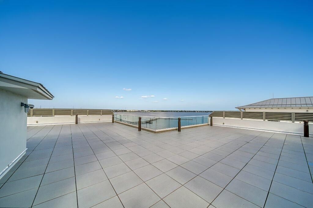 For Sale: $1,080,000 (1 beds, 1 baths, 896 Square Feet)