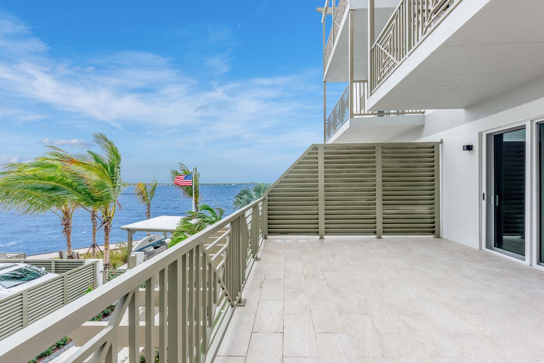 For Sale: $1,080,000 (1 beds, 1 baths, 896 Square Feet)