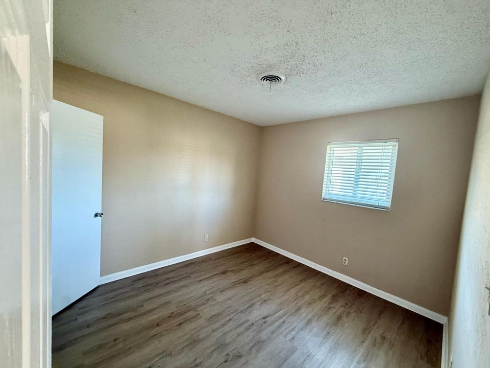 For Rent: $2,100 (3 beds, 1 baths, 1010 Square Feet)