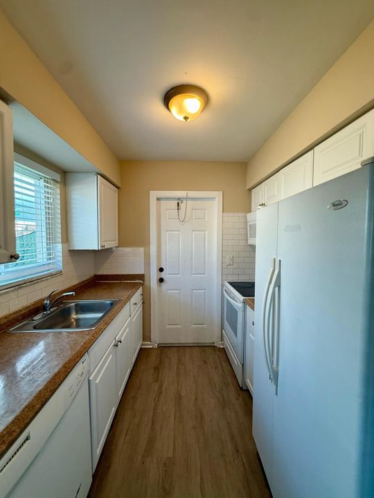 For Rent: $2,100 (3 beds, 1 baths, 1010 Square Feet)