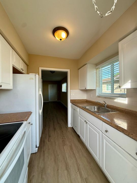 For Rent: $2,100 (3 beds, 1 baths, 1010 Square Feet)