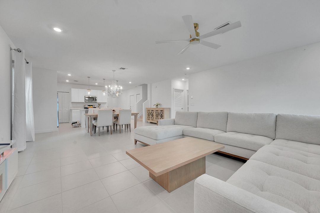 For Rent: $3,200 (5 beds, 2 baths, 2908 Square Feet)