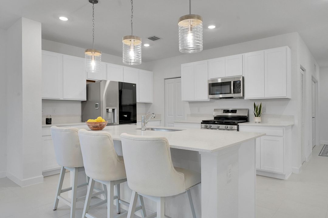 For Rent: $3,200 (5 beds, 2 baths, 2908 Square Feet)