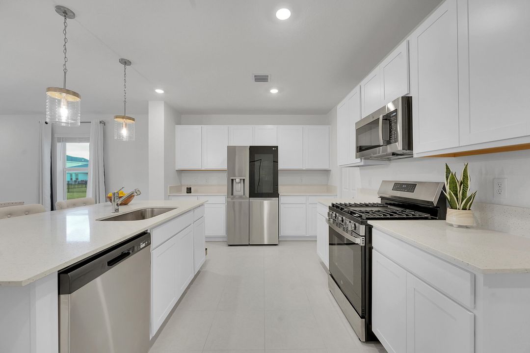 For Rent: $3,200 (5 beds, 2 baths, 2908 Square Feet)