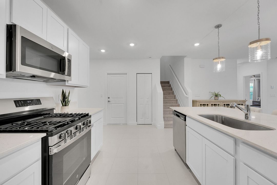 For Rent: $3,200 (5 beds, 2 baths, 2908 Square Feet)