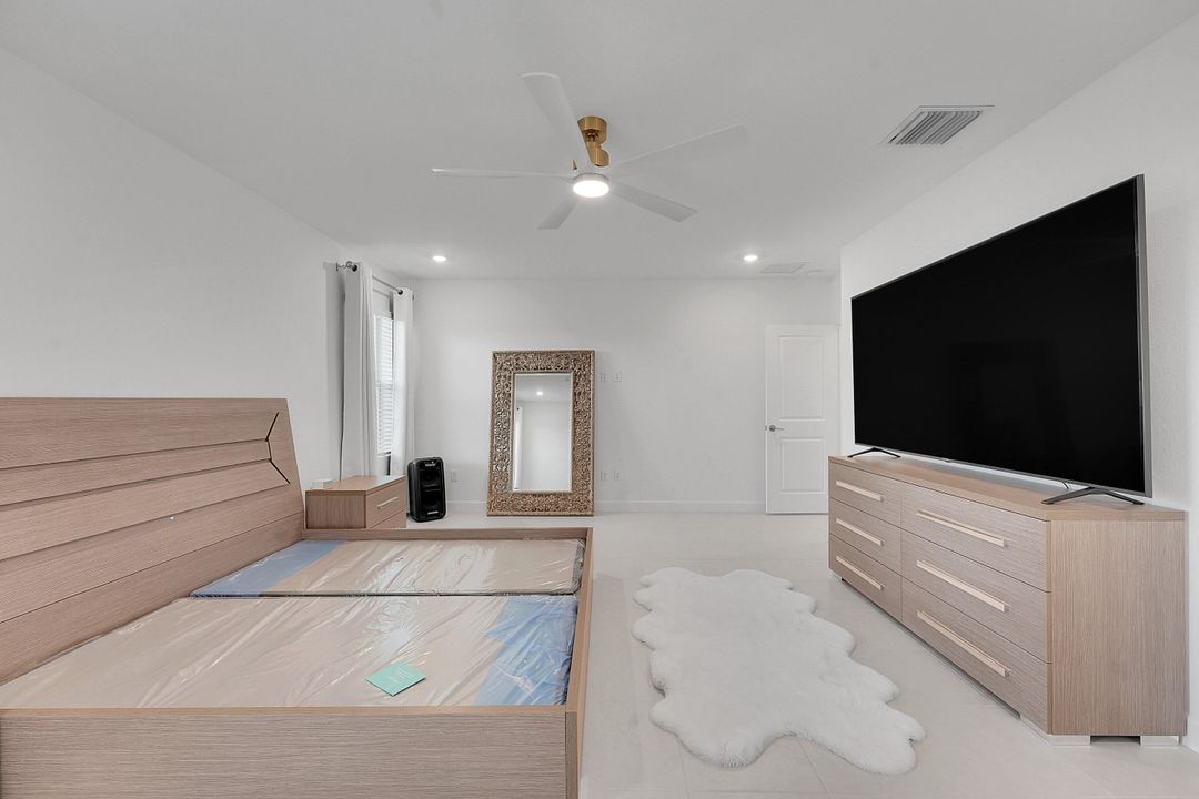 For Rent: $3,200 (5 beds, 2 baths, 2908 Square Feet)