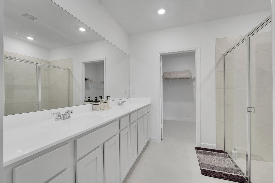 For Rent: $3,200 (5 beds, 2 baths, 2908 Square Feet)