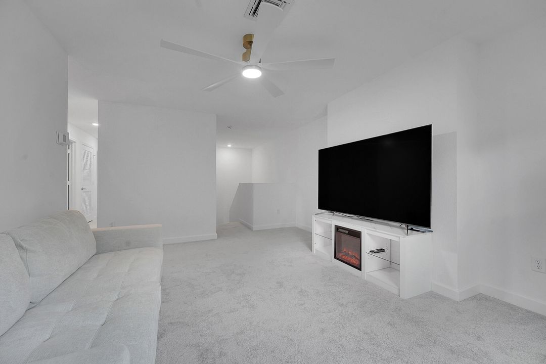 For Rent: $3,200 (5 beds, 2 baths, 2908 Square Feet)