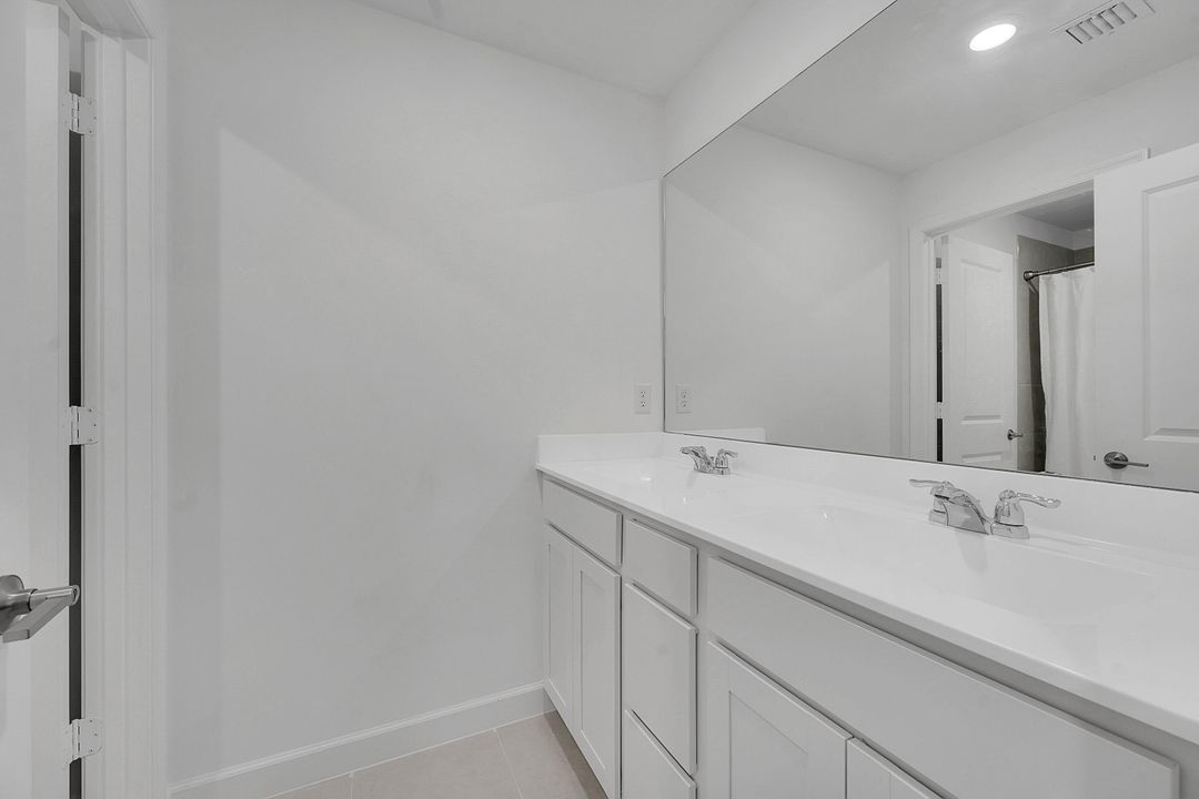 For Rent: $3,200 (5 beds, 2 baths, 2908 Square Feet)