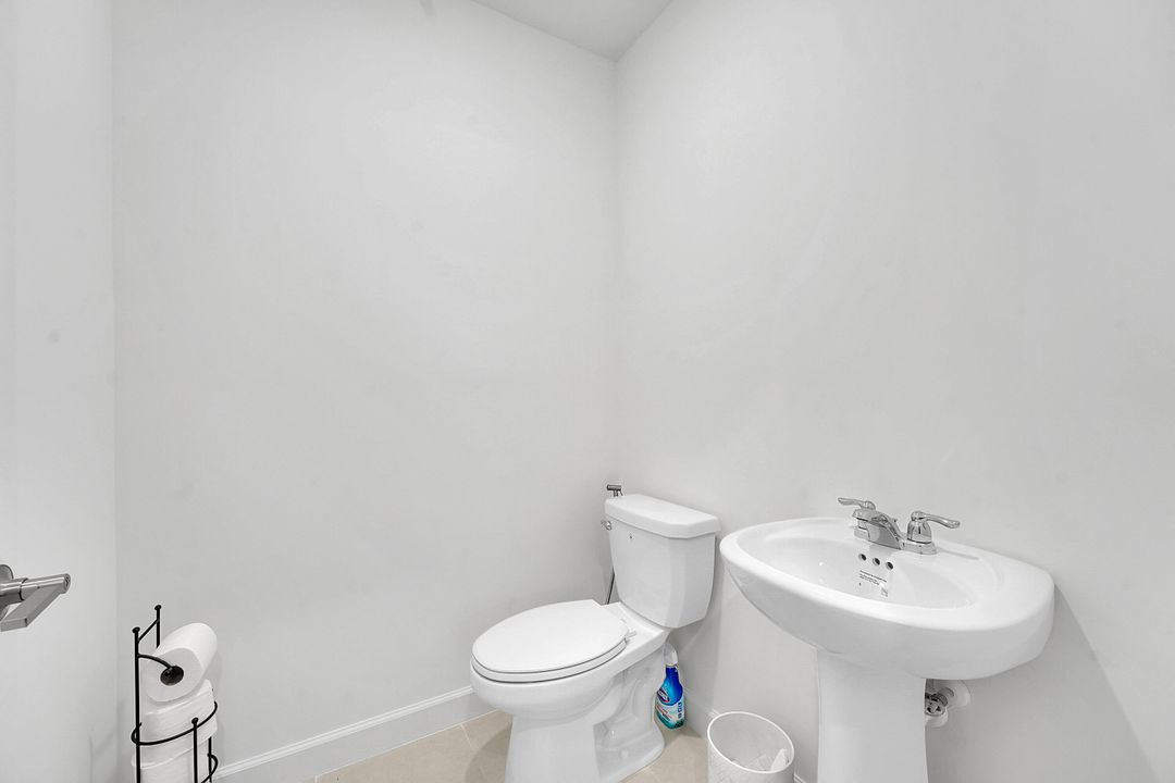 For Rent: $3,200 (5 beds, 2 baths, 2908 Square Feet)