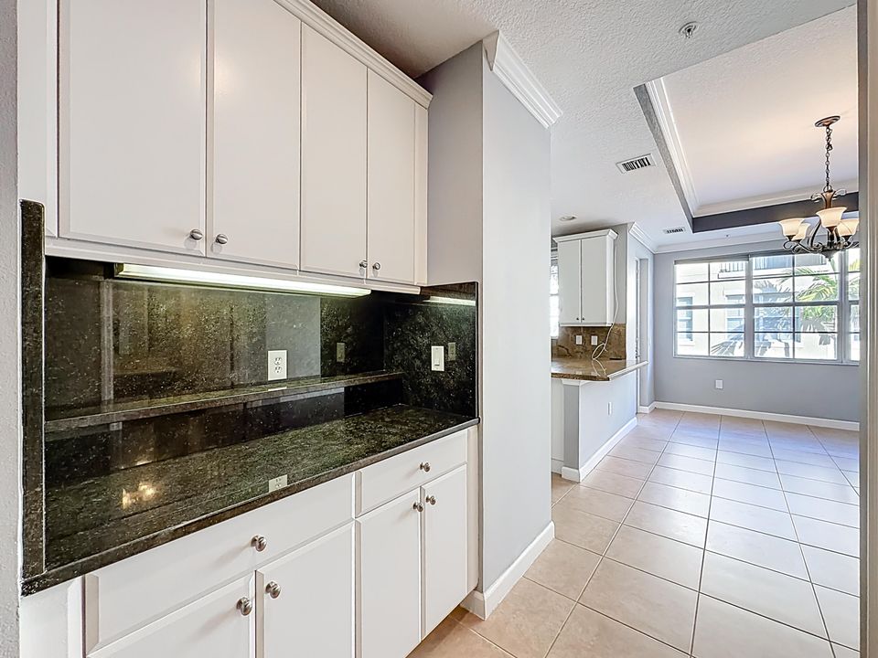 待售: $520,000 (2 贝兹, 3 浴室, 2056 平方英尺)