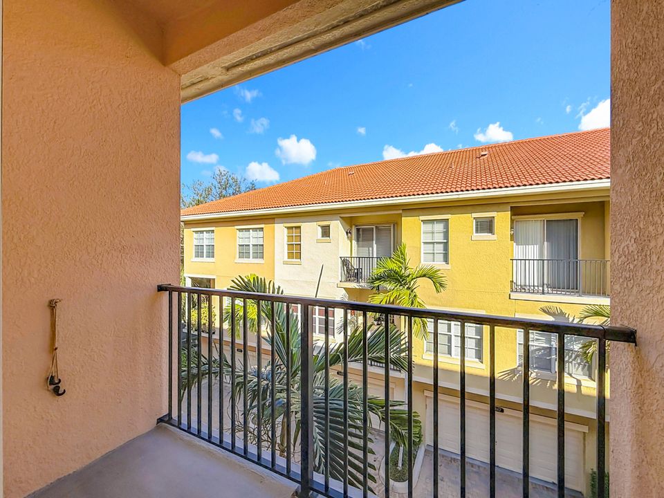 待售: $520,000 (2 贝兹, 3 浴室, 2056 平方英尺)