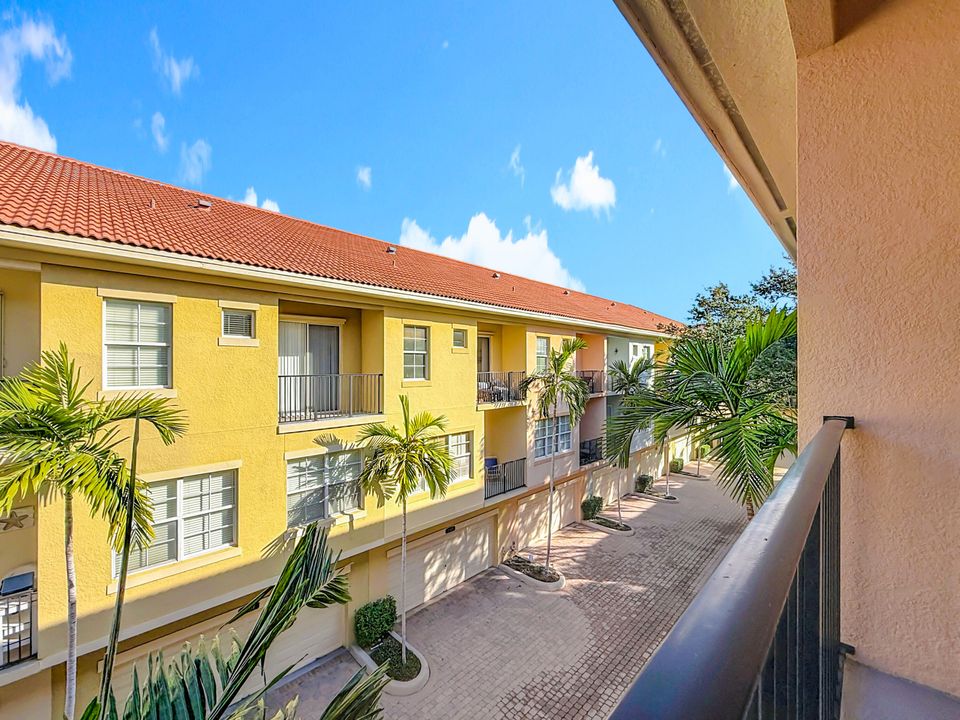 待售: $520,000 (2 贝兹, 3 浴室, 2056 平方英尺)