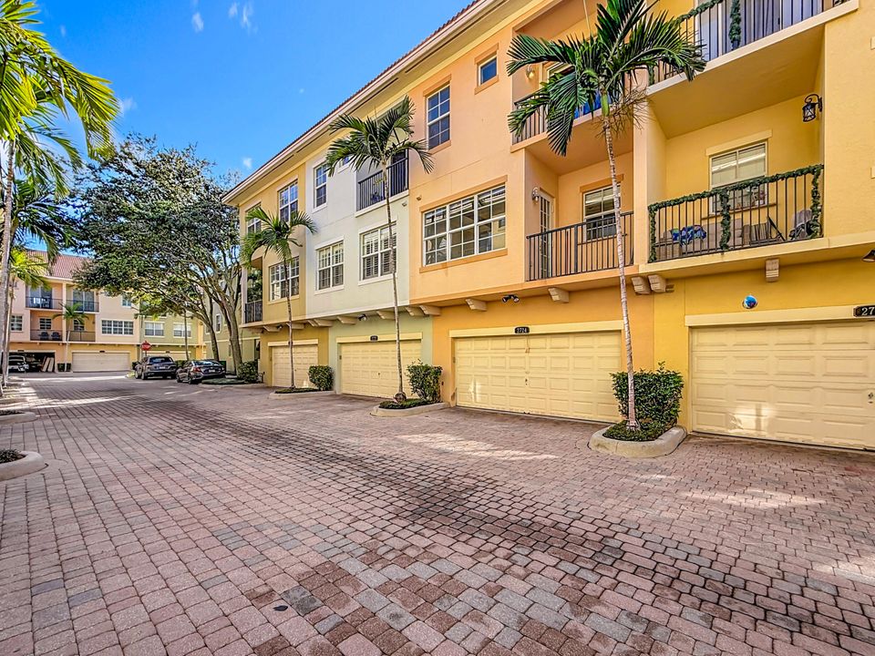 待售: $520,000 (2 贝兹, 3 浴室, 2056 平方英尺)