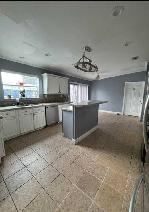 На продажу: $125,000 (6 спален, 2 ванн, 2100 Квадратных фут)