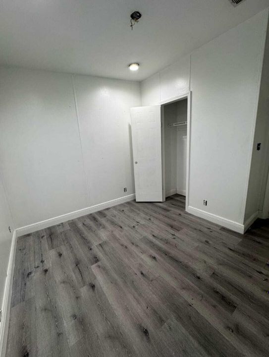 На продажу: $125,000 (6 спален, 2 ванн, 2100 Квадратных фут)