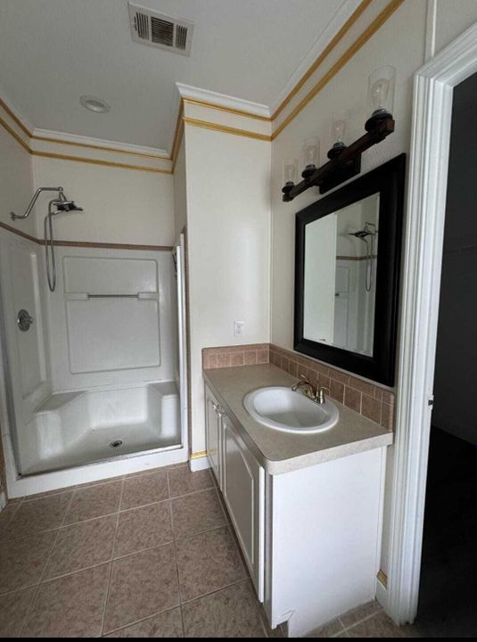 На продажу: $125,000 (6 спален, 2 ванн, 2100 Квадратных фут)