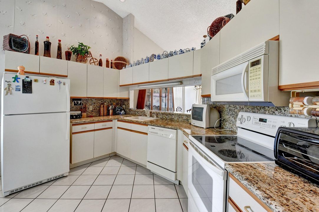 For Sale: $315,000 (2 beds, 2 baths, 1657 Square Feet)