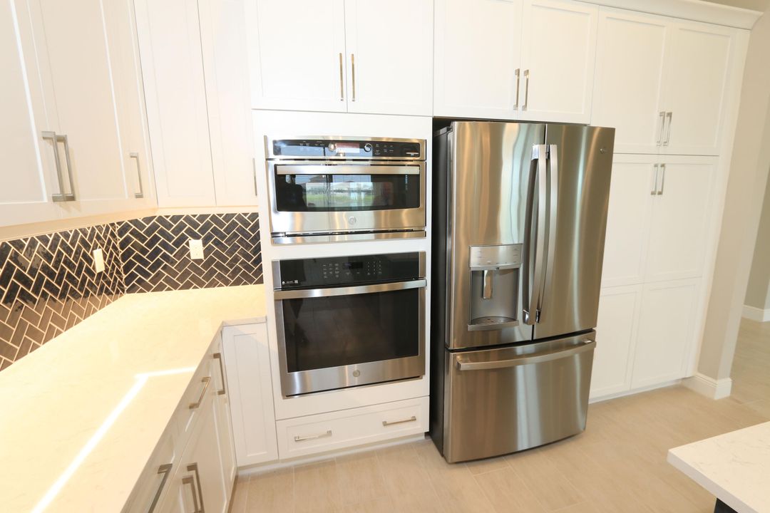 For Rent: $3,750 (3 beds, 3 baths, 2563 Square Feet)