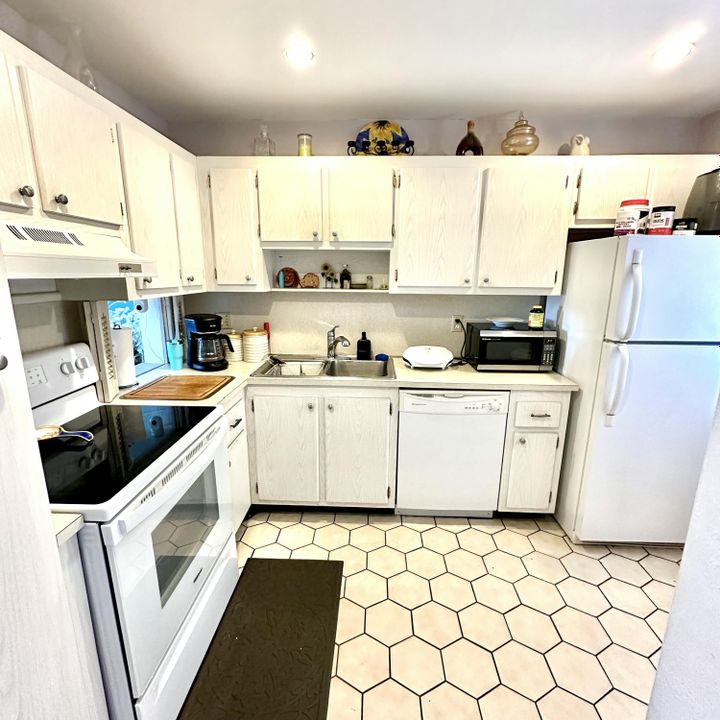 待售: $165,000 (2 贝兹, 2 浴室, 939 平方英尺)