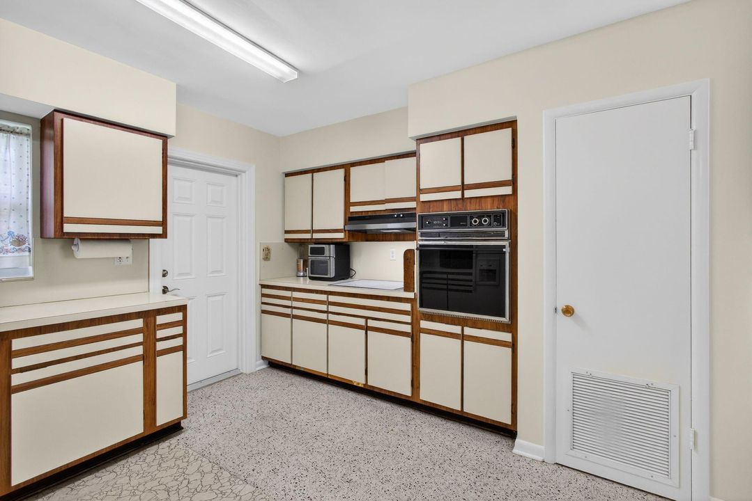 For Sale: $529,000 (3 beds, 2 baths, 1225 Square Feet)