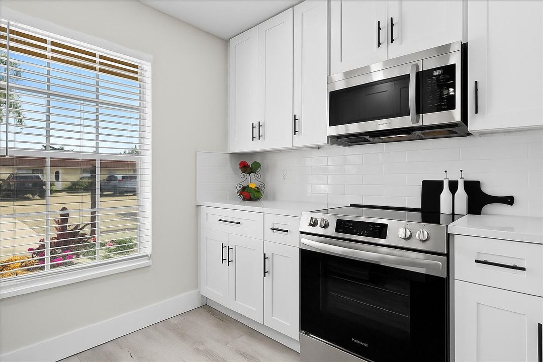 For Sale: $249,900 (2 beds, 2 baths, 941 Square Feet)