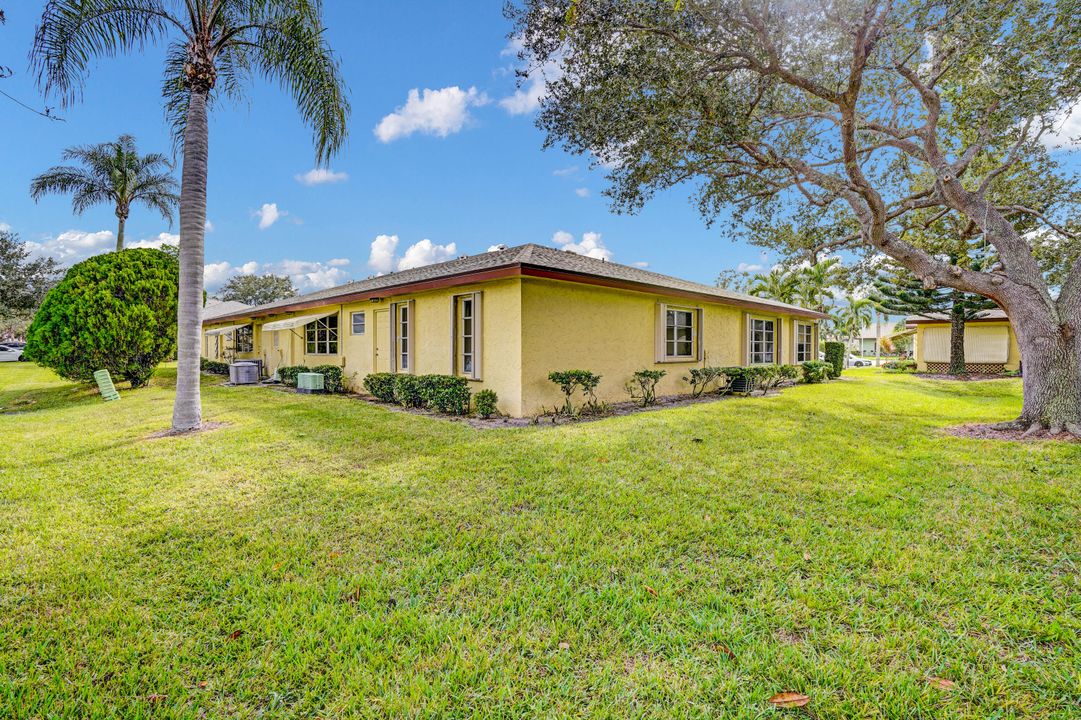 For Sale: $185,000 (1 beds, 2 baths, 1052 Square Feet)