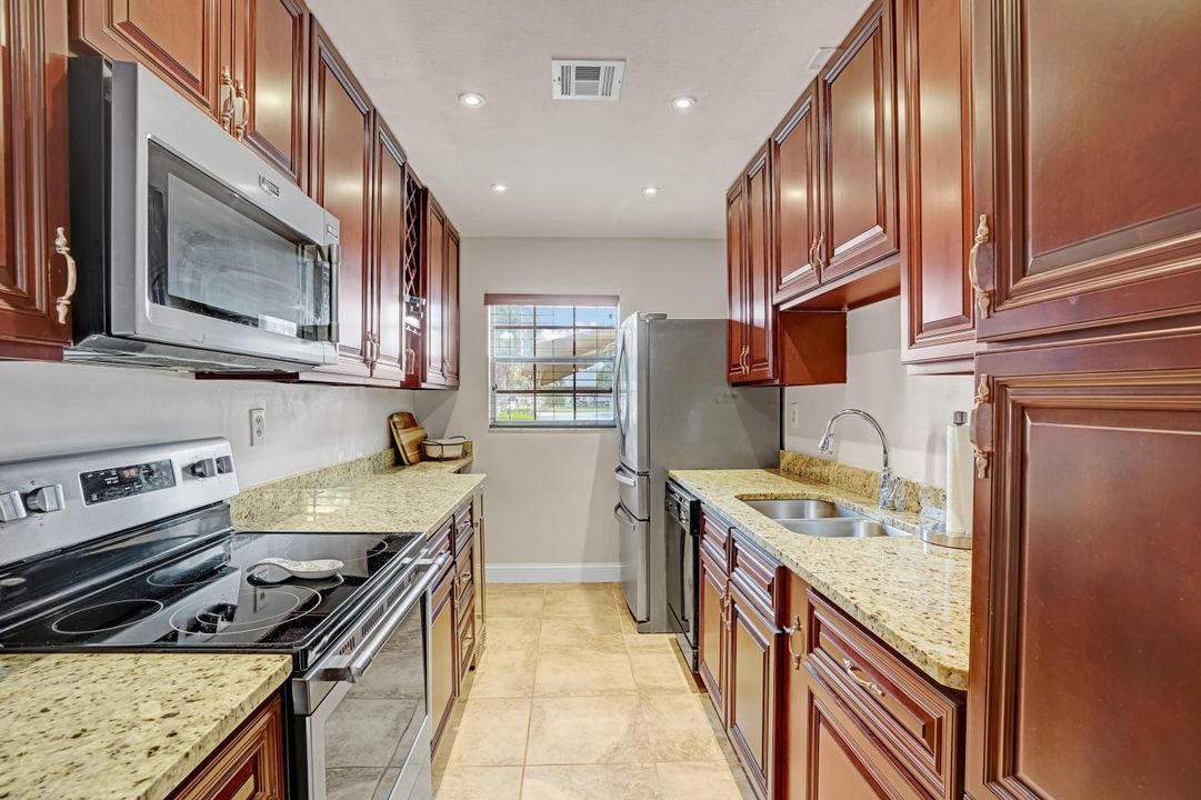 For Sale: $185,000 (1 beds, 2 baths, 1052 Square Feet)