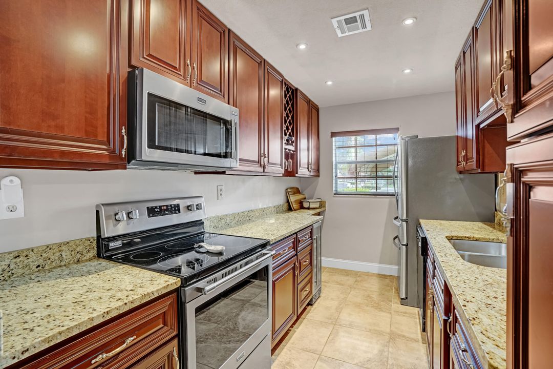 For Sale: $185,000 (1 beds, 2 baths, 1052 Square Feet)