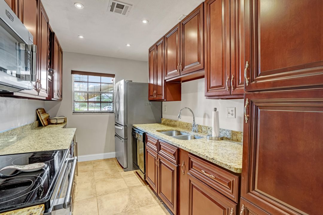 For Sale: $185,000 (1 beds, 2 baths, 1052 Square Feet)