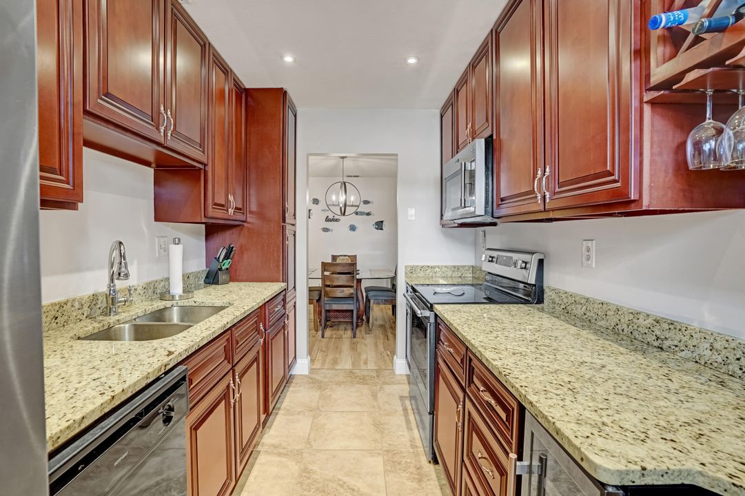 For Sale: $185,000 (1 beds, 2 baths, 1052 Square Feet)