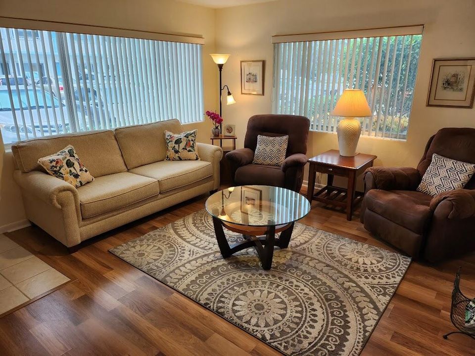 For Sale: $90,000 (1 beds, 1 baths, 612 Square Feet)