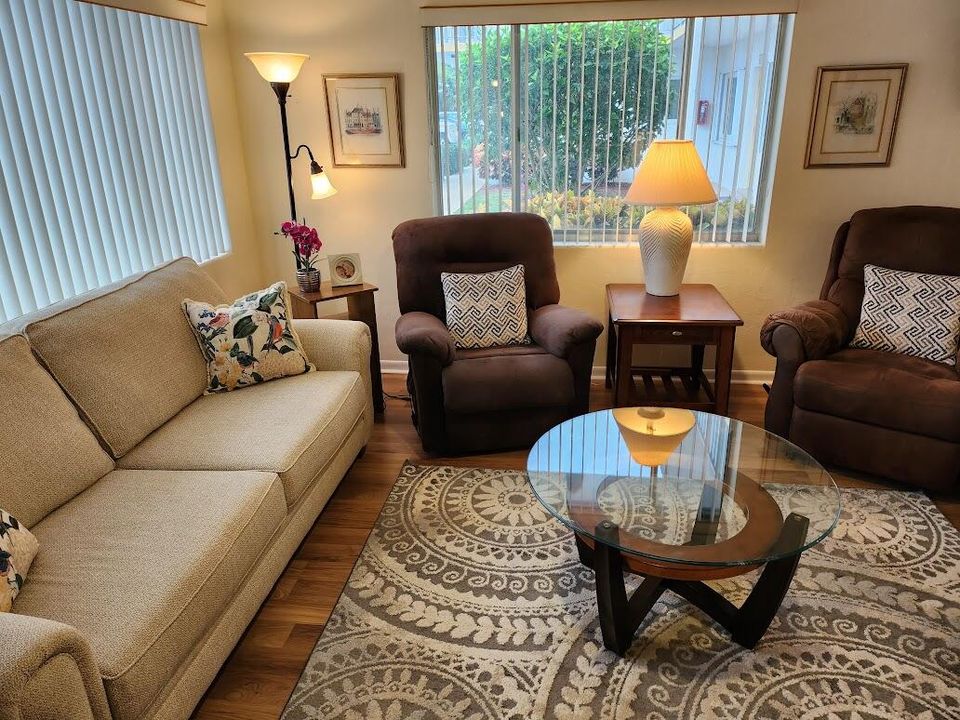 For Sale: $90,000 (1 beds, 1 baths, 612 Square Feet)