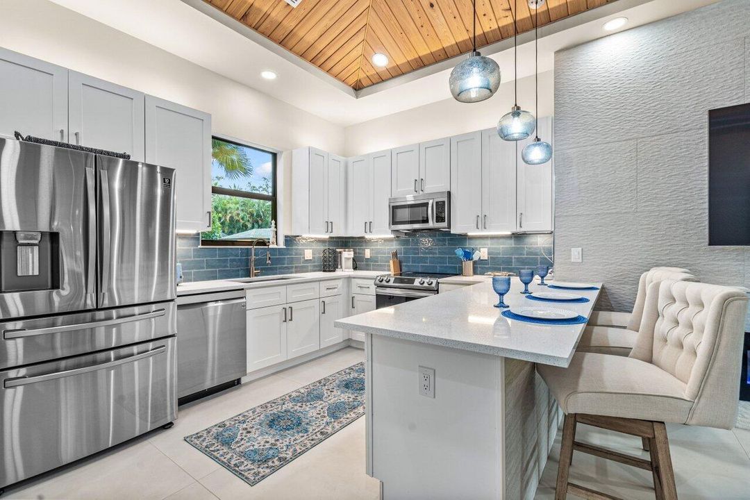 For Rent: $7,000 (2 beds, 2 baths, 1005 Square Feet)