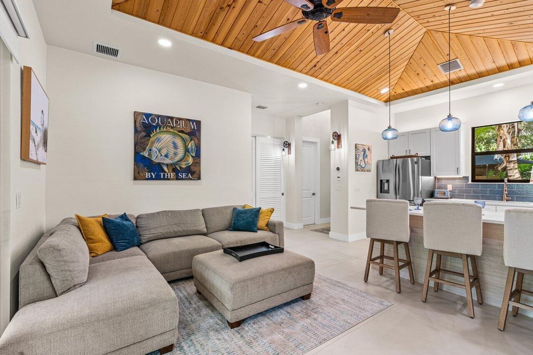 For Rent: $7,000 (2 beds, 2 baths, 1005 Square Feet)