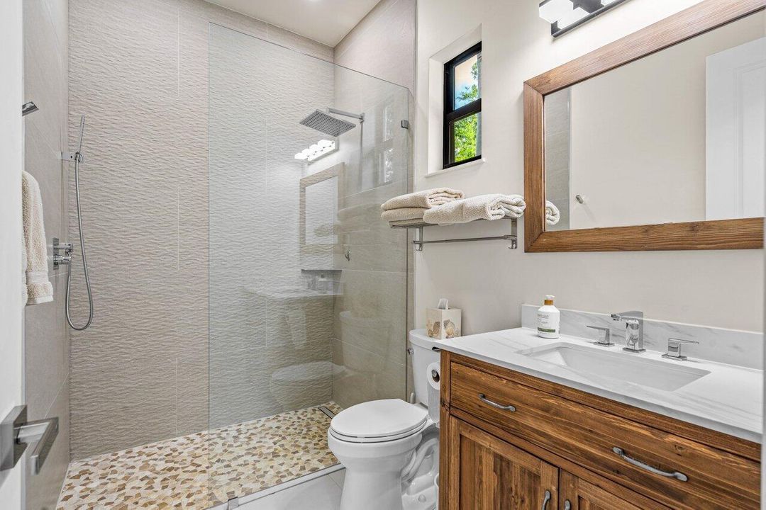 For Rent: $7,000 (2 beds, 2 baths, 1005 Square Feet)