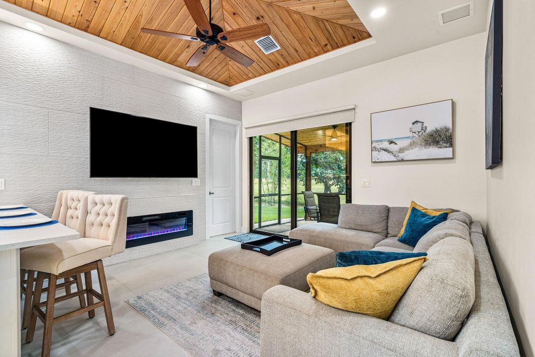 For Rent: $7,000 (2 beds, 2 baths, 1005 Square Feet)