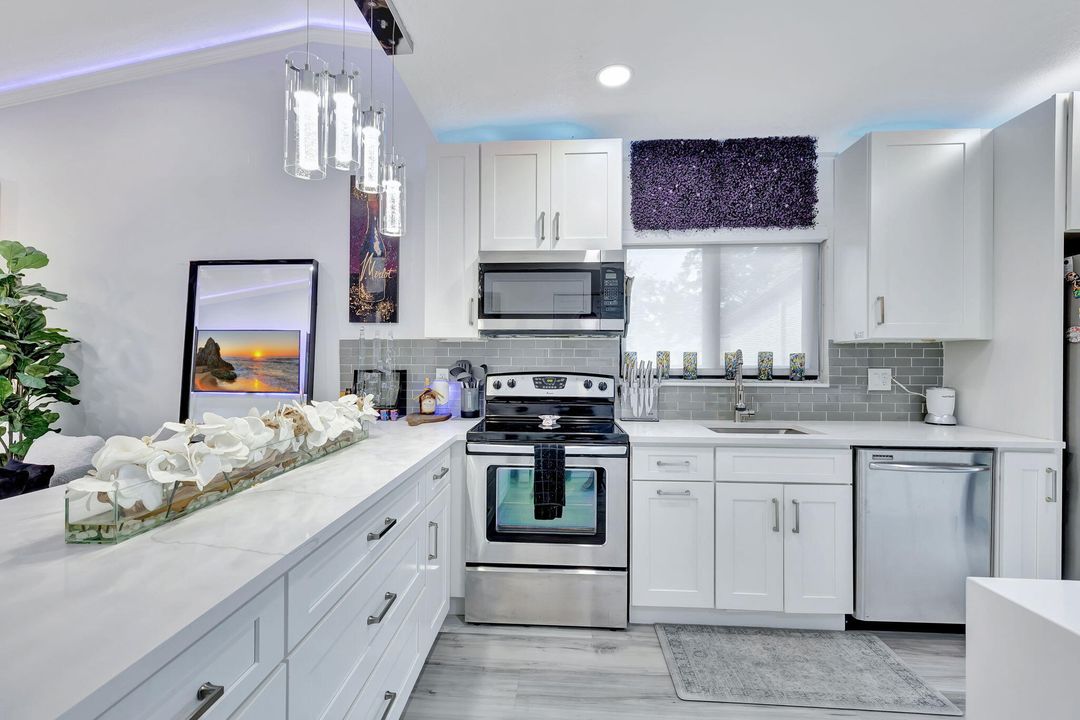 For Sale: $385,000 (2 beds, 2 baths, 1068 Square Feet)