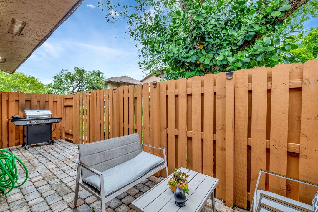 For Sale: $385,000 (2 beds, 2 baths, 1068 Square Feet)